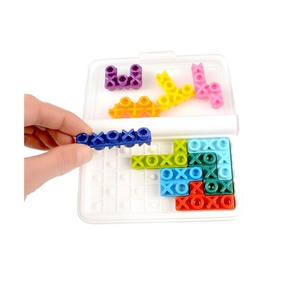 Jogo de tabuleiro plástico com peças coloridas X e O e uma mão a segurar uma peça azul