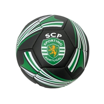 Bola de futebol preto, verde e branco com emblema do Sporting Clube de Portugal