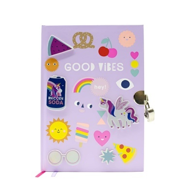 Caderno lilás decorado com desenhos coloridos e texto GOOD VIBES