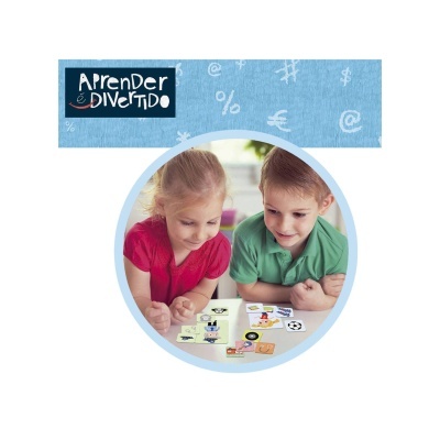 DuAS crianças a jogar cartas ilustradas numa mesa com fundo azul e frase Aprender é divertido