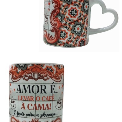 Caneca decorativa com padrão geométrico e texto em português, alça em forma de coração.