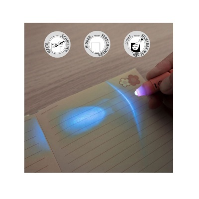 Folha de papel com luz UV revelando mancha azul