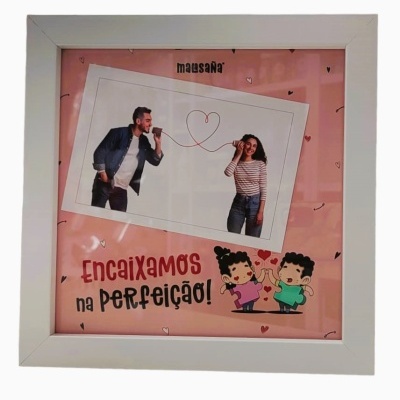 Moldura branca com fundo rosa, texto e ilustração de casal cartoon