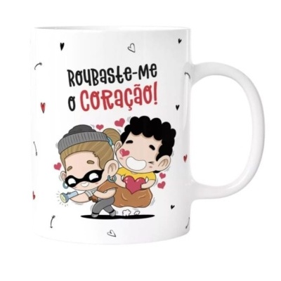 Caneca branca com ilustração cartoon de personagens e texto 'ROUBASTE-ME O CORAÇÃO!'