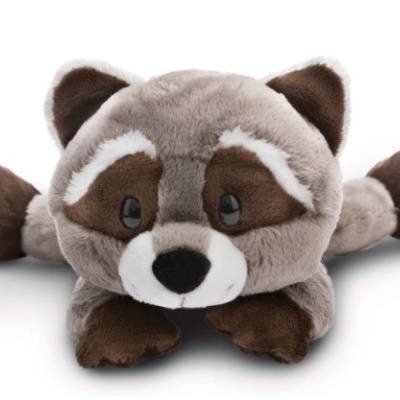 Pelúcia de guaxinim cinzenta e castanha sobre fundo branco