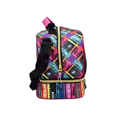 Mochila colorida com padrão xadrez e zíper dourado