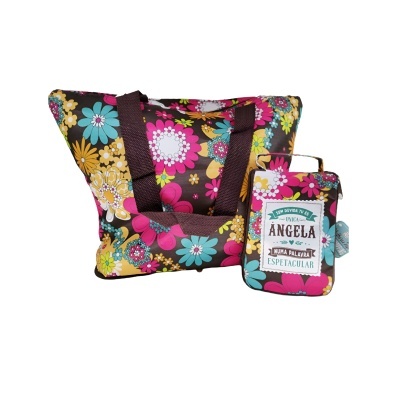 Conjunto de saco e porta-chaves com padrão floral colorido e etiqueta com texto