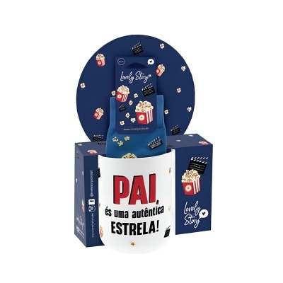 Conjunto caneca branca com texto e embalagem azul decorada com pipocas e claquetes