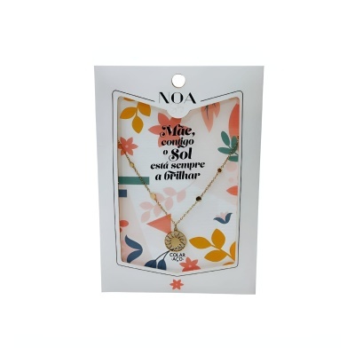 Colar dourado com cartão floral e texto para mãe