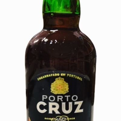 Garrafa verde com rótulo preto de vinho do Porto Cruz Tawny.