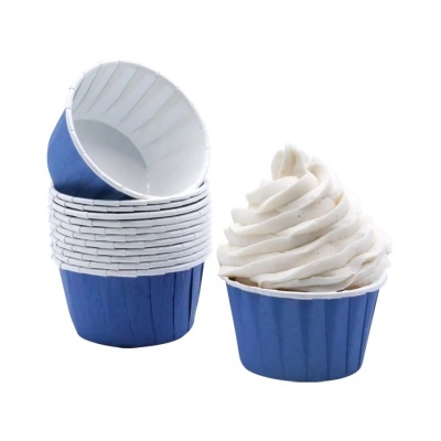 Copos de papel azuis para cupcakes, um contendo creme branco em espiral