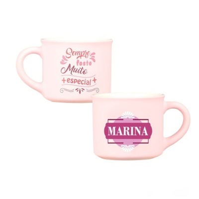 Duas chávenas cor-de-rosa com textos decorativos 'Sempre gosto Muito + especial +' e 'MARINA'