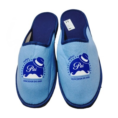 Par de chinelos azuis com estampa e texto em azul