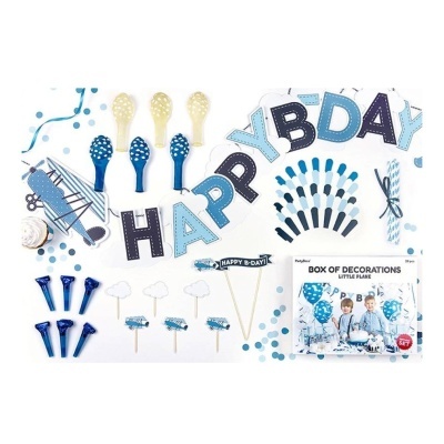 Conjunto de decoração para festa com balões, placa feliz aniversário e elementos de avião em azul e branco.