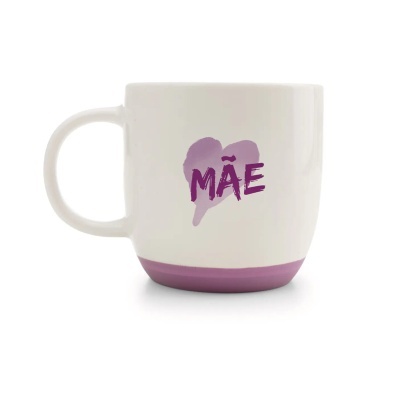 Caneca branca com coração lilás e texto MÃE