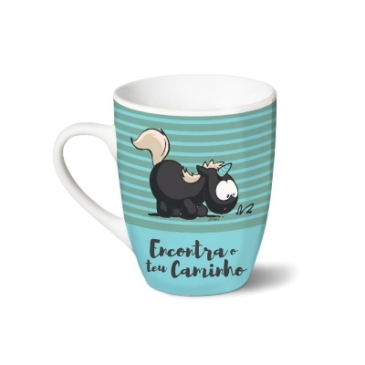 Caneca azul com ilustração de cavalo e texto em português