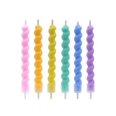 Seis velas torcidas coloridas em fundo branco