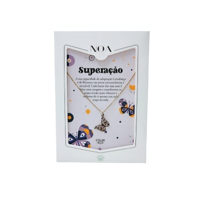Colar com pendente de borboleta em embalagem branca da marca NOA com decoração colorida e texto