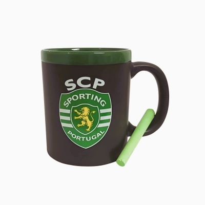 Caneca castanha com interior verde e emblema do Sporting Portugal em destaque