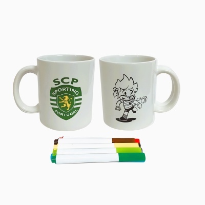 Duas canecas brancas com emblemas do Sporting e cinco marcadores coloridos em fundo branco.