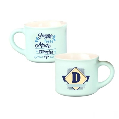 Duas canecas azuis claras com texto e letra decorativa