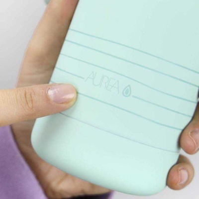 Garrafa reutilizável verde clara com texto AUREA e ícone de gota de água