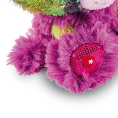 Pé roxo felpudo de peluche com detalhes em tecido vermelho e branco