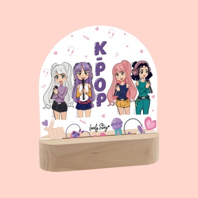 Objeto decorativo K-POP com base de madeira e personagens anime femininas
