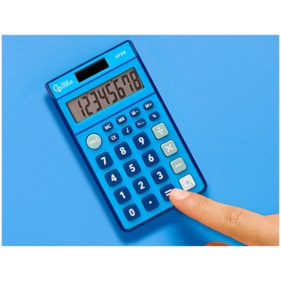 Calculadora azul digital com dedo a carregar na tecla mais