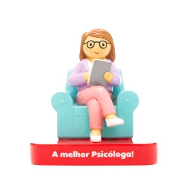 Boneca decorativa de psicóloga sentada em poltrona azul com base vermelha e texto