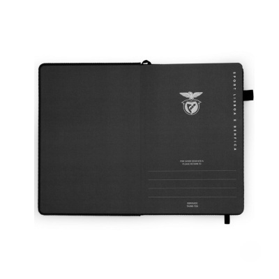 Caderno preto aberto com brasão e texto do SL Benfica