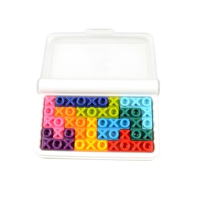Jogo de peças coloridas X e O em caixa branca com tampa transparente