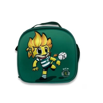 Mala verde com desenho de leão a jogar futebol e logótipo do Sporting Clube de Portugal