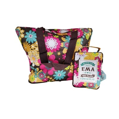 Saco floral colorido com alças castanhas e pequena bolsa com texto associado