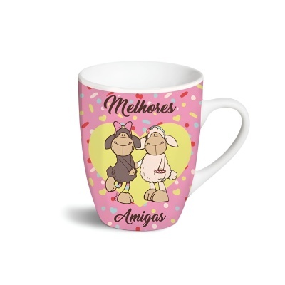 Caneca branca decorada com ovelhas e texto Melhores Amigas sobre fundo rosa com confetis