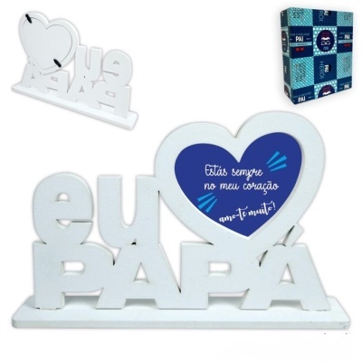 Objeto decorativo branco com texto EU PAPÁ e coração azul