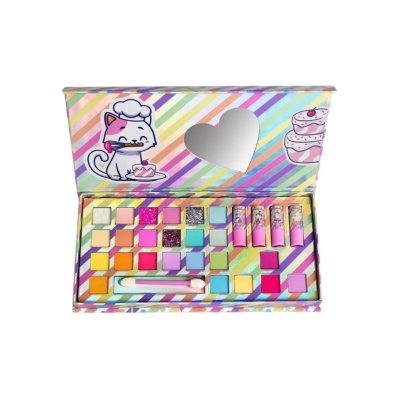 Paleta de maquilhagem colorida com várias sombras e batons, caixa decorada com gato e bolos.