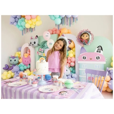 Mesa de festa infantil decorada com toalha lilás e branca, pratos e copos com desenhos de menina, bolo branco e bolas de papel coloridas