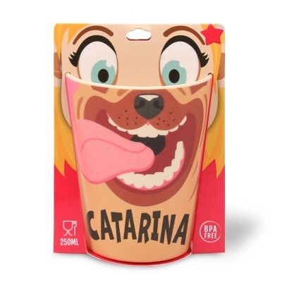 Copo infantil de plástico decorado com rosto de cadela e texto 'CATARINA'.