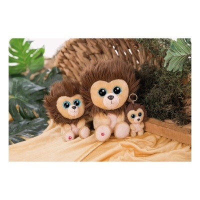 Três peluches de leão castanho e bege com olhos azuis grandes sobre tecido amarelo e cesta de vime