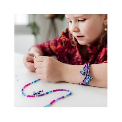 Colar e pulseira coloridos com personagens azuis usados por criança.