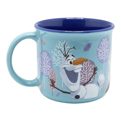 Caneca azul com personagem de neve e árvores estilizadas.