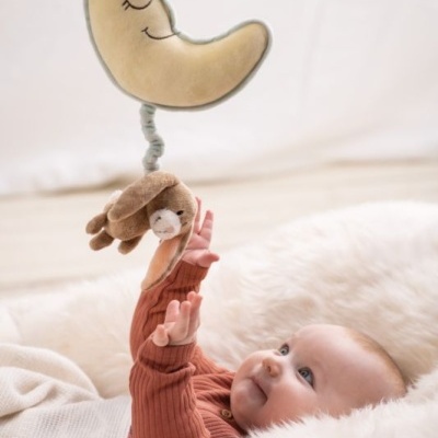 Brinquedo pendurado com lua e animal para bebé a brincar na manta branca