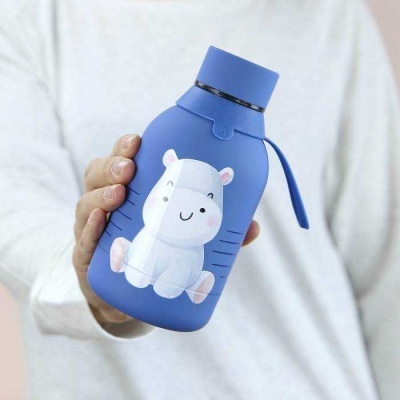Garrafa azul com desenho de hipopótamo e tampa azul com alça