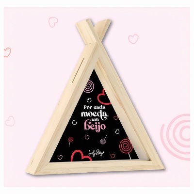 Caixa de moedas em forma de tenda triangular com texto e decoração romântica