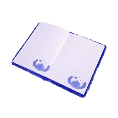 Caderno com capa peluda azul e páginas pautadas com ilustração de personagem azul