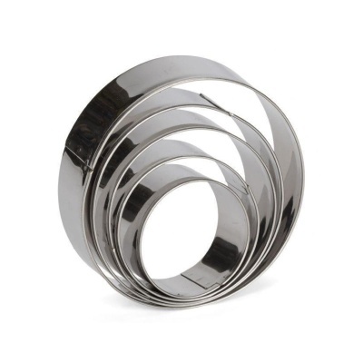 Moldes metálicos circulares prateados empilhados
