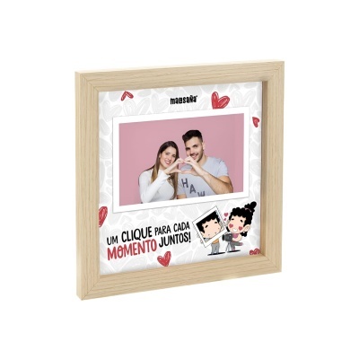 Moldura de foto de madeira clara decorada com corações e texto em português