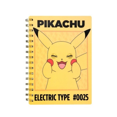 Caderno amarelo com estampa Pikachu e texto PIKACHU e ELECTRIC TYPE #0025.