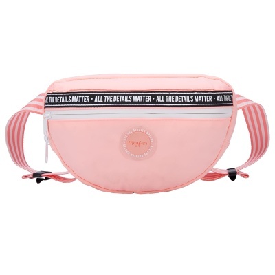 Carteira de cintura rosa com fecho branco e faixa preta com texto